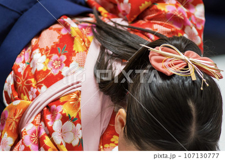 着物を着た女の子の後ろ姿 107130777