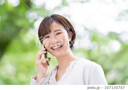 電話をする女性 新緑 電話をする女性 新緑 107130787