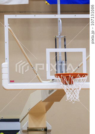 バスケットボールのゴールがある風景 107131086