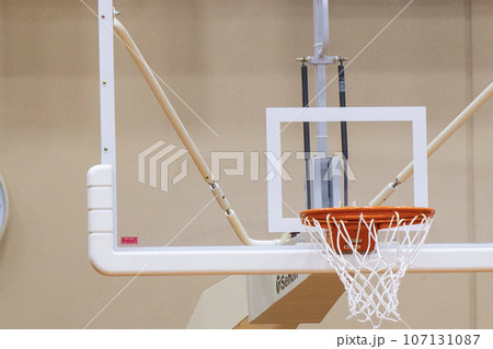 白い部屋の中のバスケットゴール 107131087