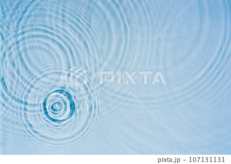 Beautiful pattern of circles of drops on background of water 107131131