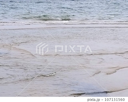 海の波が打ち寄せる風景 海の波が打ち寄せる風景 107131560