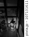 モノクロの古民家と鳩 107131611