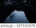 ライトアップされた夜の川 107131676