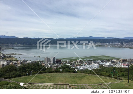 立石公園の展望テラスから望む諏訪湖 107132407