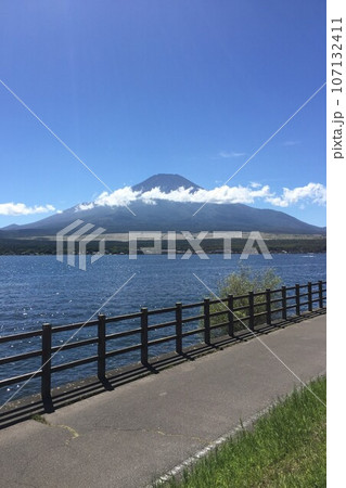 山中湖から望む富士山 107132411