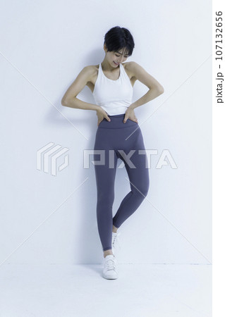 白背景のヨガウェアを着た若い女性のポートレート 縦位置 白背景のヨガウェアを着た若い女性のポートレート 縦位置 107132656