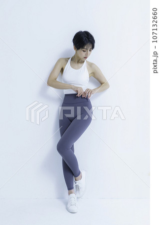 白背景のヨガウェアを着た若い女性のポートレート 縦位置 白背景のヨガウェアを着た若い女性のポートレート 縦位置 107132660