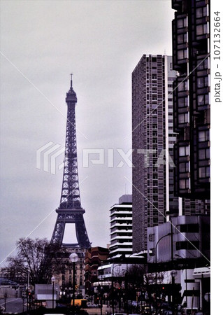 フランスにパリにそびえるエッフェル塔 フランスにパリにそびえるエッフェル塔 107132664