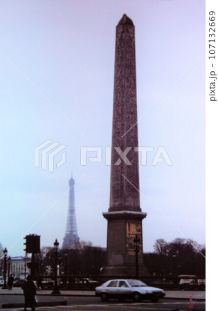 フランスにパリにそびえるエッフェル塔 フランスにパリにそびえるエッフェル塔 107132669