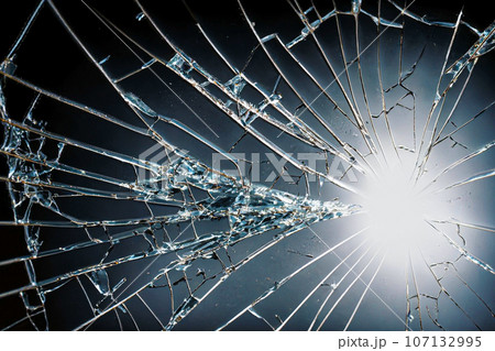 蜘蛛の巣状に割れたガラス　AI生成画像 107132995