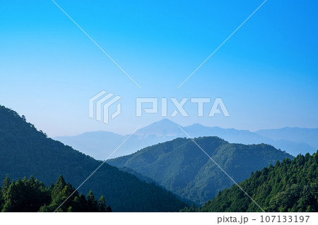 上日野沢東屋付近からの眺め　武甲山　秩父連山の風景　皆野町 107133197