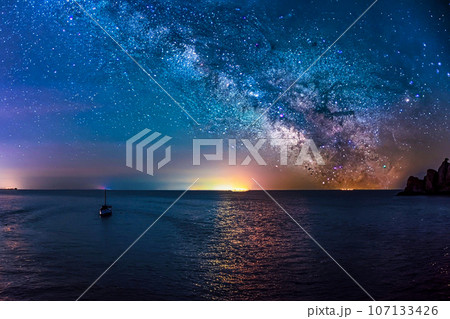 天の川と穏やかな海　AI生成画像 107133426