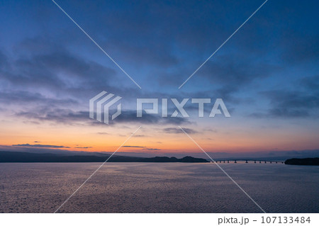 石川県　七尾市　夜　和倉温泉　能登島大橋　自然　夏　湾内　海　空　海岸　観光　宿泊　日本海　北陸 107133484