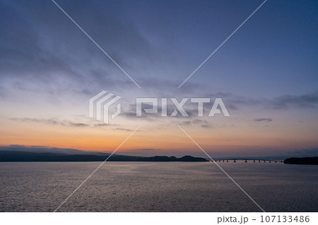 石川県　七尾市　夜　和倉温泉　能登島大橋　自然　夏　湾内　海　空　海岸　観光　宿泊　日本海　北陸 107133486