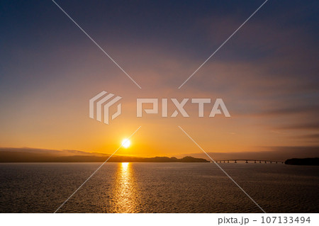 石川県　七尾市　夜　和倉温泉　能登島大橋　自然　夏　湾内　海　空　海岸　観光　宿泊　日本海　北陸 107133494