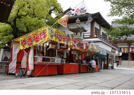 焼きそばにとうもろこし、バナナチョコにカキ氷と露店の出店はあるけど今日は人手がもう一つ 焼きそばにとうもろこし、バナナチョコにカキ氷と露店の出店はあるけど今日は人手がもう一つ 107133613