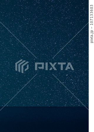 紙の背景　夜のイメージ　星空と地平線 107133683