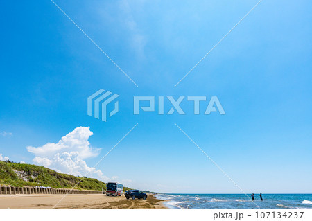 石川県　羽咋市　千里浜なぎさドライブウェイ　ドライブ　海岸　自然　夏　海　空　観光　日本海　北陸 107134237