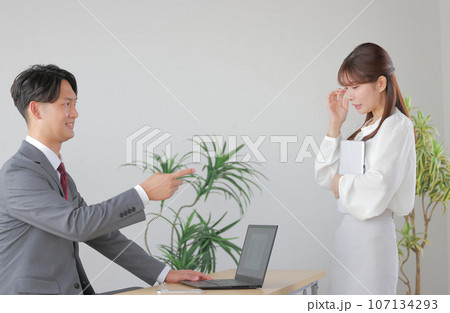ダメ出しする男性管理職と泣き出しそうなビジネスウーマン1 107134293