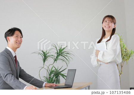 和やかな職場の管理職とビジネスウーマン1 107135486