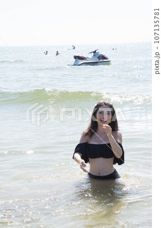 水着の女性 水着の女性 107135781