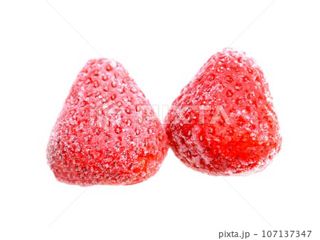 冷凍した苺、冷凍いちご2個、冷凍苺、冷凍イチゴ、冷凍フルーツ、冷凍野菜 107137347