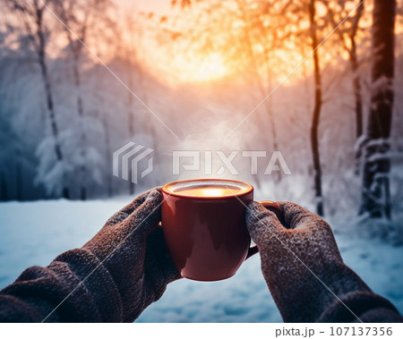 外は降雪中、温かい部屋で珈琲を飲む 107137356