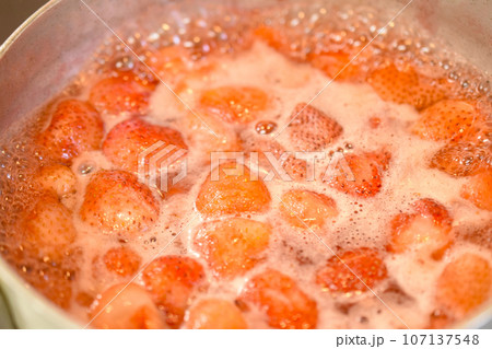 灰汁の出た苺ジャム作り、いちごジャム作り 107137548