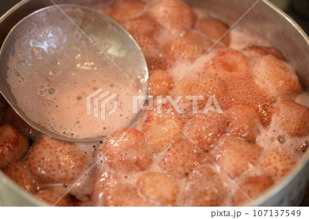 灰汁の出た苺ジャム作り、いちごジャム作り 灰汁の出た苺ジャム作り、いちごジャム作り 107137549