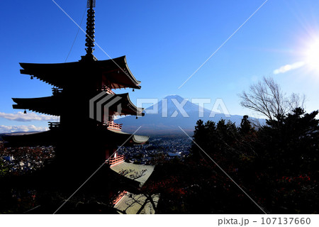 五重塔と富士山 五重塔と富士山 107137660