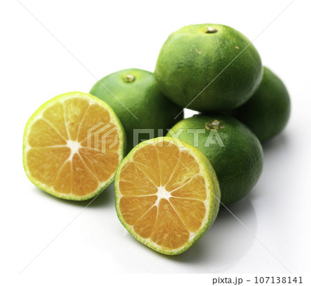 秋の味覚 とっても甘くておいしい早生みかん 温州みかん ( 青と黄色がまざりつつある蜜柑 ）早生蜜柑 107138141