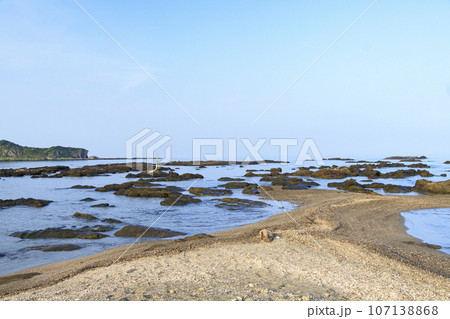 海岸風景(神奈川県三浦市・横須賀市、和田長浜、秋) 海岸風景(神奈川県三浦市・横須賀市、和田長浜、秋) 107138868
