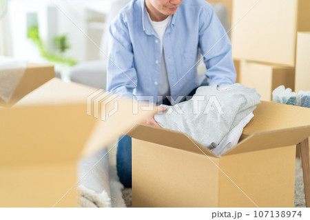 引越しの荷造りをする若い男性のボディパーツ 引越しの荷造りをする若い男性のボディパーツ 107138974