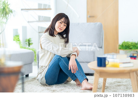 リビングでくつろぐ若い女性 107138983