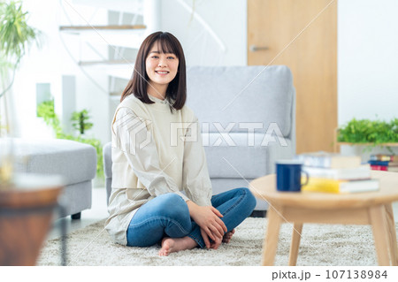 リビングでくつろぐ若い女性 リビングでくつろぐ若い女性 107138984
