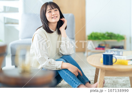 リビングでくつろぐ若い女性 リビングでくつろぐ若い女性 107138990