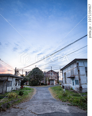 夕暮れの遠賀川水源地ポンプ室 夕暮れの遠賀川水源地ポンプ室 107139467
