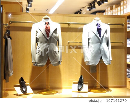 スーツを着たマネキン 〜mannequin wearing a suit スーツを着たマネキン 〜mannequin wearing a suit 107141270