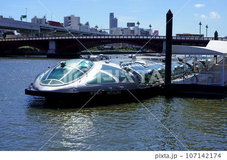 浅草船着場に到着した隅田川観光船「ホタルナ」 107142174