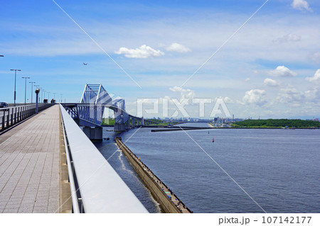 東京ゲートブリッジを渡る歩道と晴れた夏の東京湾 107142177