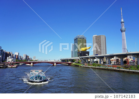快晴の隅田川をクルーズする観光船「ホタルナ」と浅草の風景 107142183