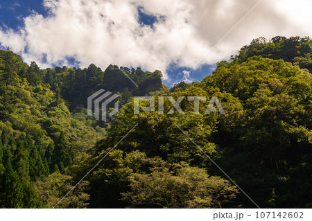役行者により修験の霊地と定められた鳥取県三朝町三徳山 107142602