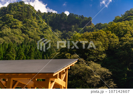 役行者により修験の霊地と定められた鳥取県三朝町三徳山 107142607