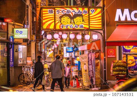 日本の東京都市景観 9月。脱コロナ、賑わう三軒茶屋駅すぐの飲み屋街「すずらん通」などを望む 107143531