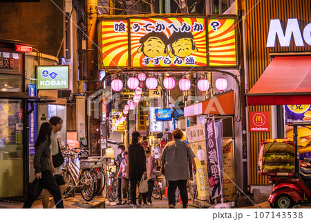 日本の東京都市景観 9月。脱コロナ、賑わう三軒茶屋駅すぐの飲み屋街「すずらん通」などを望む 107143538