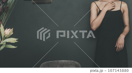 黒いキャミソールを着た若い女性 黒いキャミソールを着た若い女性 107143880