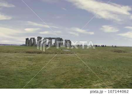 青空のストーンヘンジの風景 107144062