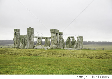 ストーンヘンジの風景 107144065