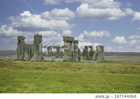 青空のストーンヘンジの風景 青空のストーンヘンジの風景 107144068